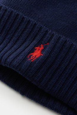 Nahaufnahme der Polo Ralph Lauren Wollmütze navy aus reiner Wolle, feiner glatter Strick, breiter Rippstrick-Umschlag mit rotem Polospieler-Stitching.