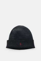 Polo Ralph Lauren Wollmütze anthrazit, sportives Essential aus reiner Wolle, feiner glatter Strick, breiter Rippstrick-Umschlag mit Polospieler-Stitching, von oben fotografiert.