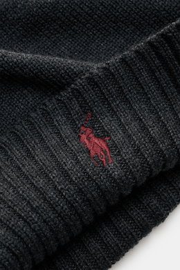 Nahaufnahme der Polo Ralph Lauren Wollmütze anthrazit mit breitem Rippstrick-Umschlag und rotem Polospieler-Stitching aus reiner Wolle, weicher Griff, feiner Strick, seitliche Perspektive.
