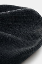 Nahaufnahme der Polo Ralph Lauren Wollmütze anthrazit, sportives Essential aus reiner Wolle mit feinem, glattem Strick und breitem Umschlag.