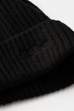 Nahaufnahme der MC2 Saint Barth Cashmere Mütze 'Wengen' schwarz, Rippstrick mit Umschlag und Label-Stitching aus reinem Cashmere.