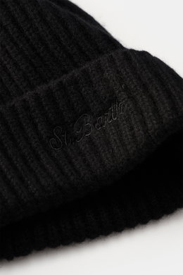 Nahaufnahme der MC2 Saint Barth Cashmere Mütze 'Wengen' schwarz, Rippstrick mit Umschlag und Label-Stitching aus reinem Cashmere.