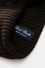Nahaufnahme der dunkelbraunen MC2 Saint Barth Cashmere Mütze 'Wengen' mit Rippstrick, Label-Stitching und weichem Griff, frontal fotografiert.