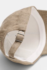 Nahaufnahme von Rückseite und Innenseite der 04651/ A trip in a bag Baseball-Cap 'Flannel' beige aus Flanell, Six-Panel-Design, verstellbar, materialtypischer Griff