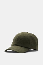 04651/ A trip in a bag Baseball-Cap 'Flannel' dark olive, fotografiert aus seitlicher Frontperspektive, Flanell aus Wolle und Microfaser, materialtypischer Griff, klassisches Six-Panel-Design, verstellbarer Verschluss.