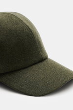Nahaufnahme der 04651/ A trip in a bag Baseball-Cap 'Flannel' dark olive aus Flanell, Wolle und Microfaser, Six-Panel-Design, verstellbar, materialtypischer Griff.