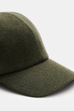 Nahaufnahme der 04651/ A trip in a bag Baseball-Cap 'Flannel' dark olive aus Flanell, Wolle und Microfaser, Six-Panel-Design, verstellbar, materialtypischer Griff.