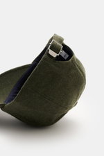 04651/ A trip in a bag Baseball-Cap 'Flannel' dark olive von hinten rechts fotografiert, aus Flanell aus Wolle und hochwertiger Microfaser, materialtypischer Griff, klassisches Six-Panel-Design, verstellbarer Verschluss.