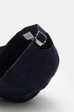 04651/ A trip in a bag Cord Baseball-Cap navy, Detailaufnahme von oben, Cord aus elastischer Baumwolle, materialtypischer Griff, klassisches Six-Panel-Design, verstellbarer Verschluss.