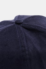 Nahaufnahme von der oberen Seite des 04651/ A trip in a bag Cord Baseball-Cap navy, Cord aus elastischer Baumwolle, materialtypischer Griff, klassisches Six-Panel-Design.