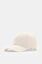 04651/ A trip in a bag Cord Baseball-Cap creme, von schräg vorne fotografiert, Cord aus elastischer Baumwolle, materialtypischer Griff, klassisches Six-Panel-Design, verstellbarer Verschluss.