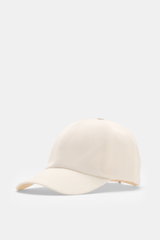 04651/ A trip in a bag Cord Baseball-Cap creme, von schräg vorne fotografiert, Cord aus elastischer Baumwolle, materialtypischer Griff, klassisches Six-Panel-Design, verstellbarer Verschluss.