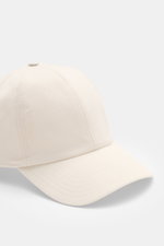 04651/ A trip in a bag Cord Baseball-Cap creme, seitliche Nahaufnahme, Cord aus elastischer Baumwolle, materialtypischer Griff, klassisches Six-Panel-Design, verstellbarer Verschluss.