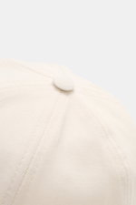 Nahaufnahme von 04651/ A trip in a bag Cord Baseball-Cap creme, fotografiert von oben schräg, Cord aus elastischer Baumwolle, materialtypischer Griff, klassisches Six-Panel-Design, verstellbarer Verschluss.