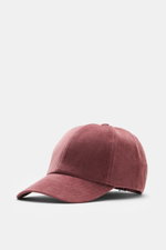 04651/ A trip in a bag Cord Baseball-Cap mauve, seitliche Nahaufnahme, Cord aus elastischer Baumwolle, materialtypischer Griff, Six-Panel-Design, verstellbarer Verschluss