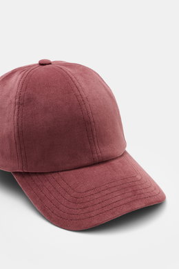 04651/ A trip in a bag Cord Baseball-Cap mauve, Cord aus elastischer Baumwolle, materialtypischer Griff, Six-Panel-Design, verstellbarer Verschluss, Nahaufnahme von oben schräg.