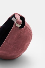 04651/ A trip in a bag Cord Baseball-Cap mauve, Nahaufnahme von hinten rechts, Cord aus elastischer Baumwolle, materialtypischer Griff, Six-Panel-Design, verstellbarer Verschluss