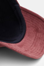 Innenansicht der 04651/ A trip in a bag Cord Baseball-Cap mauve, Cord aus elastischer Baumwolle, materialtypischer Griff, klassisches Six-Panel-Design, verstellbarer Verschluss.