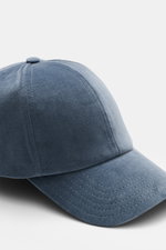 04651/ A trip in a bag Cord Baseball-Cap rauchblau, Nahaufnahme von oben rechts, Cord aus elastischer Baumwolle, Griff, Six-Panel, verstellbar