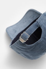 Ansicht von hinten oben auf die 04651/ A trip in a bag Cord Baseball-Cap rauchblau mit verstellbarem Verschluss, klassischem Six-Panel-Design, Cord aus elastischer Baumwolle und materialtypischem Griff.