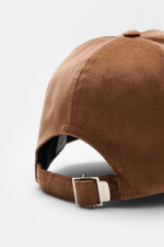 04651/ A trip in a bag Cord Baseball-Cap braun, Rückansicht, Cord aus elastischer Baumwolle, materialtypischer Griff, klassisches Six-Panel-Design, verstellbarer Verschluss.