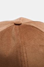 Nahaufnahme der braunen 04651/ A trip in a bag Cord Baseball-Cap von oben, Cord aus elastischer Baumwolle, Six-Panel-Design, verstellbarer Verschluss.