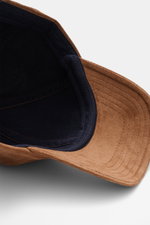 Innenseite der braunen 04651/ A trip in a bag Cord Baseball-Cap aus elastischer Baumwolle mit materialtypischem Griff, klassischem Six-Panel-Design und verstellbarem Verschluss, von oben fotografiert.