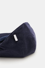 04651/ A trip in a bag Cord Beret navy aus elastischer Baumwolle, tonaler Futterstoff, verstärkte Front, Detailaufnahme seitlich mit materialtypischem Griff