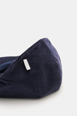 04651/ A trip in a bag Cord Beret navy aus elastischer Baumwolle, tonaler Futterstoff, verstärkte Front, Detailaufnahme seitlich mit materialtypischem Griff