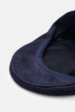 Nahaufnahme der verstärkten Front und des tonalen Futterstoffs des 04651/ A trip in a bag Cord Beret navy aus elastischer Baumwolle mit materialtypischem Griff, fotografiert von oben.