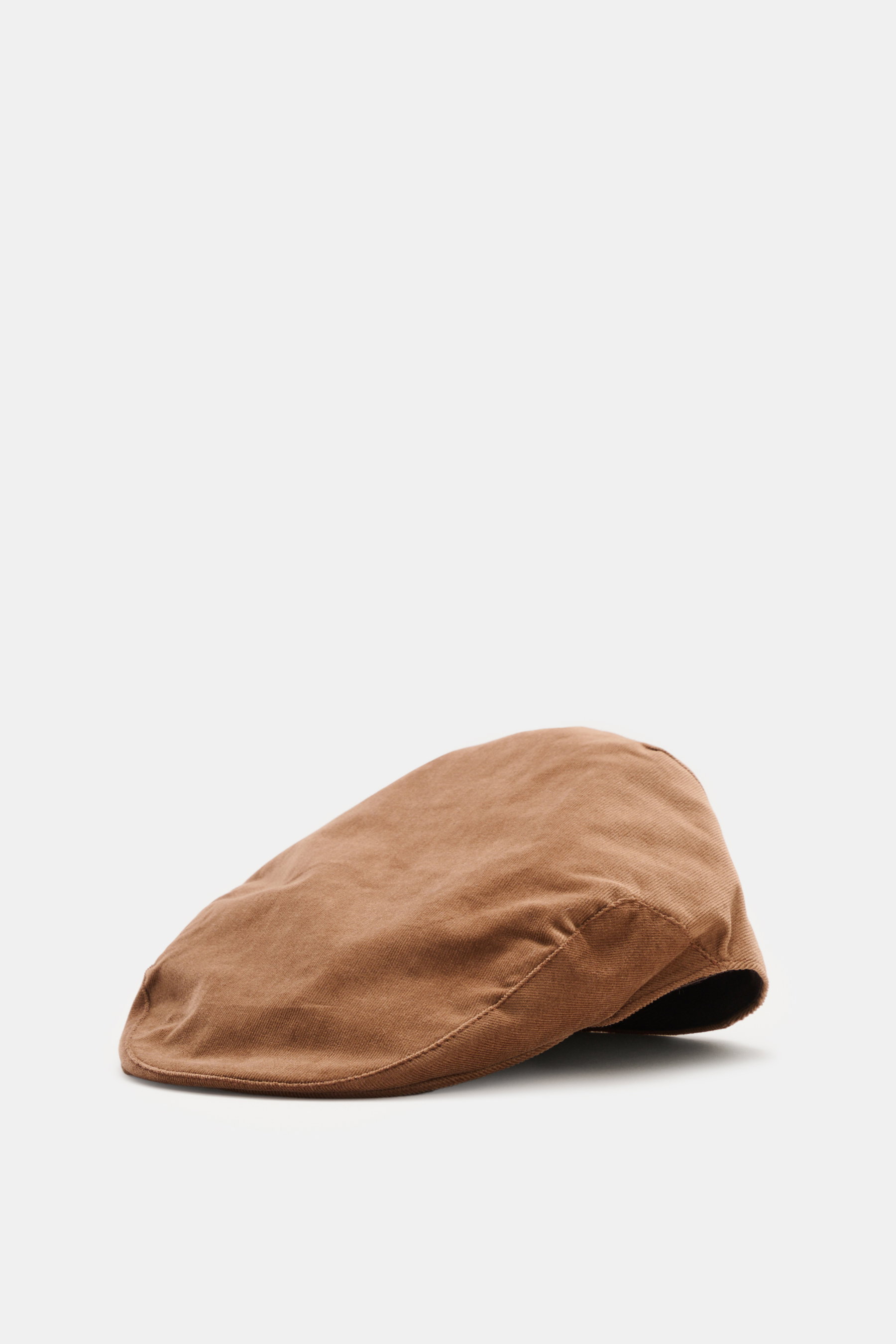 04651/ A trip in a bag Corduroy beret brown shown from a front-side angle, featuring corduroy made of elastic cotton, characteristic texture, reinforced front, and tonal lining fabric.