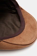 Nahaufnahme von 04651/ A trip in a bag Cord Beret braun, fotografiert von oben innen, zeigt Cord aus elastischer Baumwolle, materialtypischen Griff, verstärkte Front und tonalen Futterstoff.
