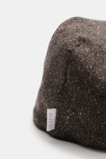 04651/ A trip in a bag Beret dunkelbraun meliert, Nahaufnahme seitlich, Mix aus Wolle, Microfaser, Baumwolle, weicher Griff, verstärkte Front, tonaler Futterstoff.