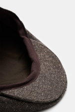 Nahaufnahme von 04651/ A trip in a bag Beret dunkelbraun meliert, fotografiert von oben, Mix aus Wolle, Microfaser und Baumwolle, weicher Griff, verstärkte Front, tonaler Futterstoff.