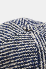 Nahaufnahme von 04651/ A trip in a bag Sailor Cap 'Fancy Twill' navy/offwhite meliert, Mix aus Wolle und Microfaser, materialtypischer Griff, Six-Panel-Design, verstellbarer Verschluss.