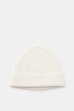 Front view of 04651/ A trip in a bag Wool Hat 'Foggy' offwhite showing narrow cuff, medium coarse patent knit pattern, pure virgin wool, soft touch.