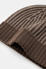 Close-up top-side view of the 04651/ A trip in a bag Cashmere Mütze hellgrau meliert, a luxurious light gray melange cashmere hat with a soft feel, ribbed knit pattern, medium coarse stitch, and wide cuff, inspired by Milan’s urban energy and Cortina’s ma