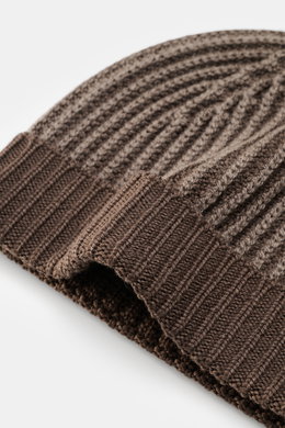 Close-up top-side view of the 04651/ A trip in a bag Cashmere Mütze hellgrau meliert, a luxurious light gray melange cashmere hat with a soft feel, ribbed knit pattern, medium coarse stitch, and wide cuff, inspired by Milan’s urban energy and Cortina’s ma