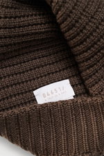 Close-up front view of the 04651/ A trip in a bag Cashmere Mütze hellgrau meliert, showing its pure cashmere soft ribbed knit with a wide cuff, medium stitch pattern, and a white branded label. <p class="p1">Luxuriöses Winter-Accessoire, inspiriert von de