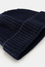 04651/ A trip in a bag Cashmere Mütze navy, Nahaufnahme von oben, mittelfeines Strickbild mit breitem Umschlag, reiner, weicher Cashmere.