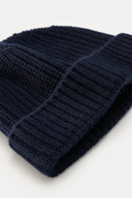 04651/ A trip in a bag Cashmere Mütze navy, Nahaufnahme von oben, mittelfeines Strickbild mit breitem Umschlag, reiner, weicher Cashmere.