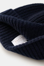 Nahaufnahme der 04651/ A trip in a bag Cashmere Mütze navy mit breitem Umschlag und markantem Patentstrickmuster, fotografiert von oben.

Beschreibung: 
<p>Luxuriöser Cashmere für kalte Tage: Die Mütze von 04651/ A TRIP IN A BAG präsentiert sich mit ihrem