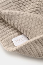 Nahaufnahme der 04651/ A trip in a bag Cashmere Mütze taupe mit breitem Umschlag und markantem Patentstrickmuster, fotografiert aus schräger Perspektive, zeigt das mittelfeine Strickbild und das weiche Material.

Beschreibung:  
<p>Luxuriöser Cashmere für