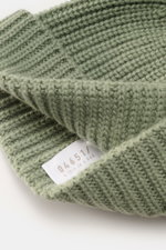 Nahaufnahme der salbeigrünen 04651/ A trip in a bag Cashmere Mütze mit breitem Umschlag und markantem Patentstrickmuster, fotografiert von oben

Beschreibung: <p>Luxuriöser Cashmere für kalte Tage: Die Mütze von 04651/ A TRIP IN A BAG präsentiert sich mit