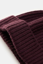 Nahaufnahme der dunkelvioletten 04651/ A trip in a bag Cashmere Mütze mit breitem Umschlag und markantem Patentstrickmuster aus weichem, mittelfeinem Strick.