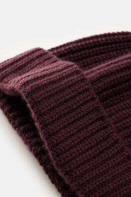 Nahaufnahme der dunkelvioletten 04651/ A trip in a bag Cashmere Mütze mit breitem Umschlag und markantem Patentstrickmuster aus weichem, mittelfeinem Strick.