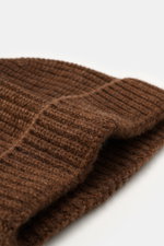 Braune 04651/ A trip in a bag Cashmere Mütze mit breitem Umschlag, mittelfeinem Strickbild und weichem Patentstrickmuster, Nahaufnahme schräg von oben.