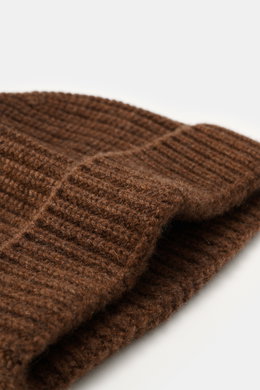 Braune 04651/ A trip in a bag Cashmere Mütze mit breitem Umschlag, mittelfeinem Strickbild und weichem Patentstrickmuster, Nahaufnahme schräg von oben.