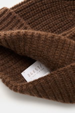 Nahaufnahme aus schräger Perspektive der 04651/ A trip in a bag Cashmere Mütze braun mit breitem Umschlag, Patentstrick und weichem Griff.