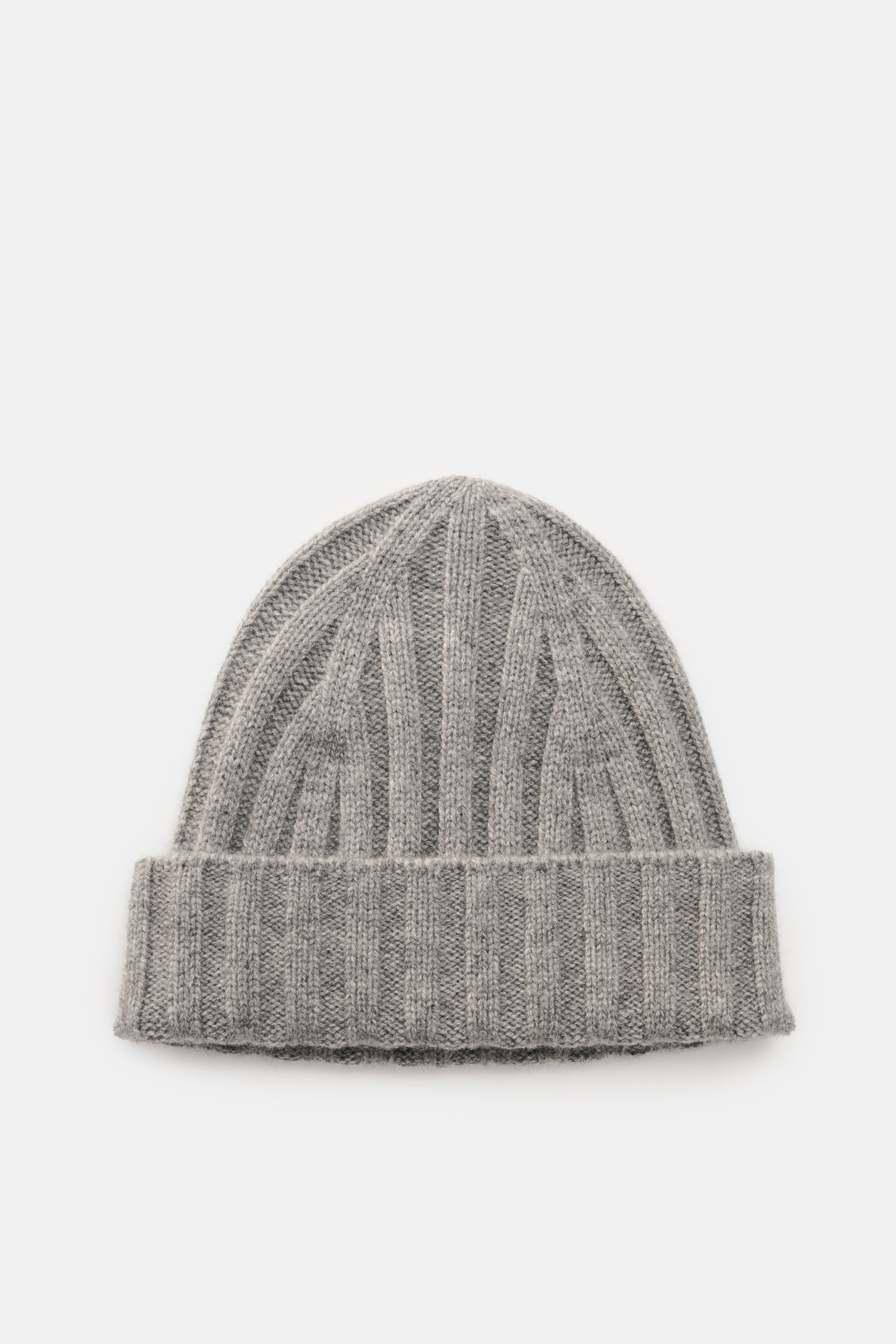 von Braun Cashmere Mütze hellgrau, Detailaufnahme von oben, klassisches Rippstrickmuster, schmaler Umschlag, feines Strickbild, reine Cashmere-Qualität, sehr weicher Griff, zeitloses Design für Herbst und Winter